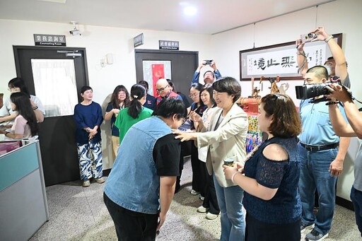 社工「神助攻」!臺東設考照輔導班助攻國考 饒慶鈴擔任智慧開竅官點筆祈願考生金榜題名
