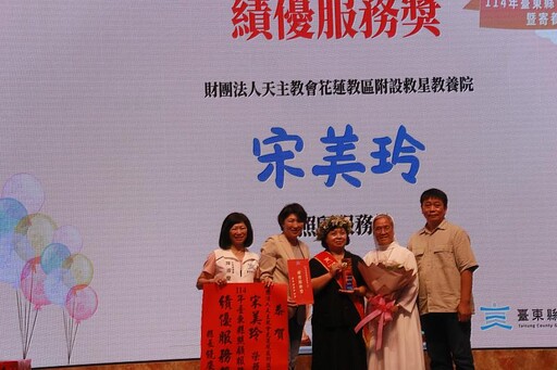 台東愛心無界 關懷無限!饒慶鈴表揚49名照服人員及寄養家庭