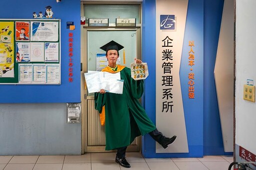翻轉清寒打造跨域成就 崑大企管所吳翰彰考取國家級雙證照、獲頒議長獎