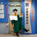 翻轉清寒打造跨域成就 崑大企管所吳翰彰考取國家級雙證照、獲頒議長獎