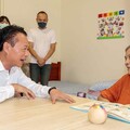 翁章梁化身「一日關懷人」，走入機構傾聽失依長者心聲
