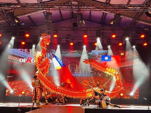 南投營北國中舞龍隊「夜光龍」驚艷荷蘭