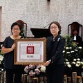 國寶級景觀雕刻大師張敬辭世 文化部政務次長王時思代表頒贈總統褒揚令