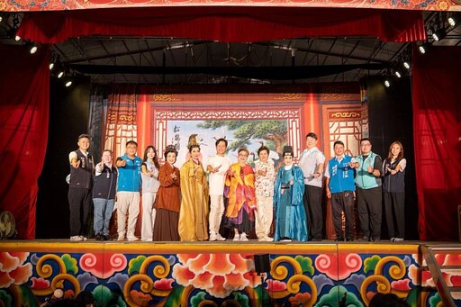 唐美雲歌仔戲團《龍鳳情緣》精彩好戲登場 邱代理市長與市民朋友齊聚普天宮同樂