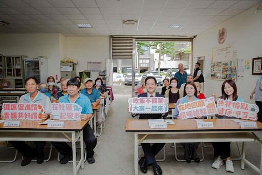 共餐有愛 幸福加倍!邱臣遠代理市長探訪海濱共餐據點 關懷長輩樂齡生活