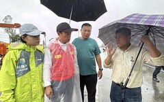 翁章梁視察台1線嘉義水上段道路下陷情況