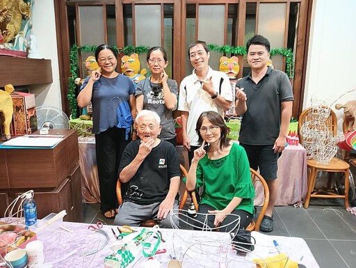 竹市推動花燈傳習計畫 98歲蕭在淦藝師親授技藝薪傳不輟