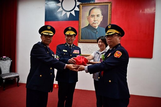 臺東縣警察局辦理新任主任秘書等官警聯合交接布達暨授階典禮 饒縣長勉共維地方治安