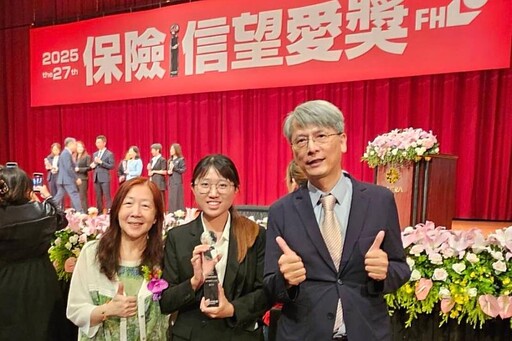 逢甲風保系連3年奪「最佳校園菁英獎」 吳涵萱實現目標站上保險信望愛舞台