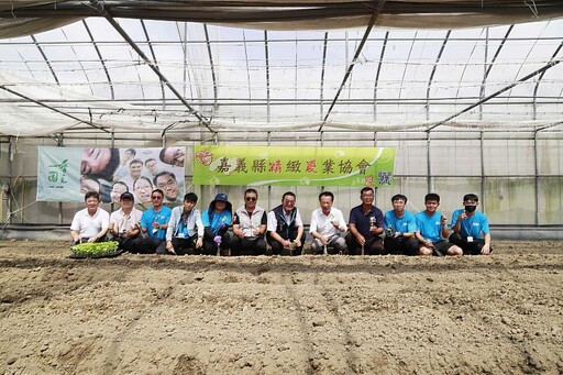 第八屆「一季園主」暖身，翁章梁率園主種下甜瓜苗