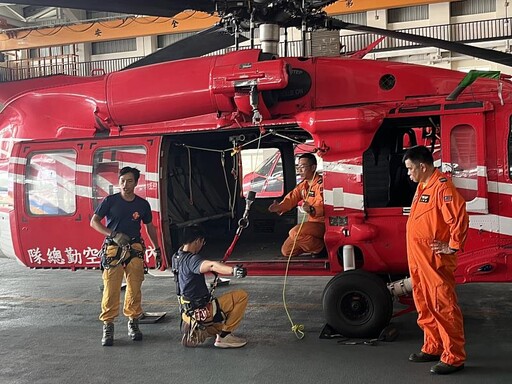 韌性防災 直升機陸空聯合人員吊掛訓練強化森林火災救災能力
