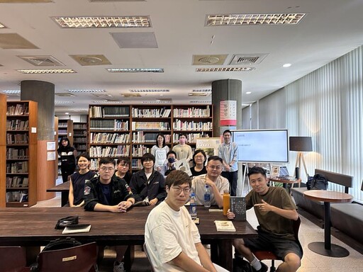 東海大學文學沙龍邀校友作家返校 新銳小說家趙鴻祐談布袋戲夢到小說創作之路