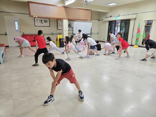 夏令小博士兒童成長營培養五育並重及健全人品,結業式頒發結業證書溫馨圓滿