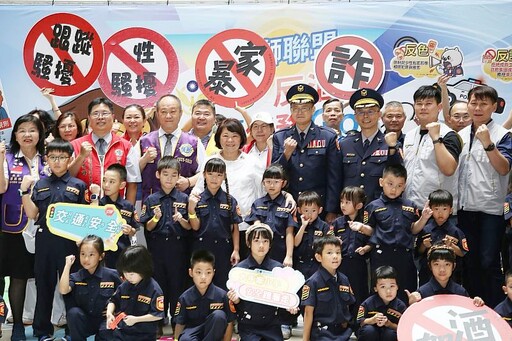 「模擬酒醉眼鏡」體驗式教材強化防酒駕意識!黃敏惠市長與「小萌警」共同宣導安全駕駛