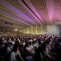 超級開學典禮！東海3000多位「新生入門」爆棚宛如演唱會 校長張國恩鼓勵新東海人勇敢揮棒：「AI不是敵人，勇敢上場才是勝利」