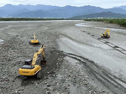 卑南溪水覆蓋遭沖毀 臺東縣府緊急搶修提醒民眾防揚塵