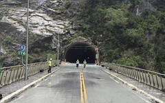 燕子口堰塞湖壩體溢流加大可能引發壩體破壞 人員勿進入河道