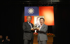 正修科技大學歡慶創校60週年 表揚正修之光黃啟川、陳財佑校友