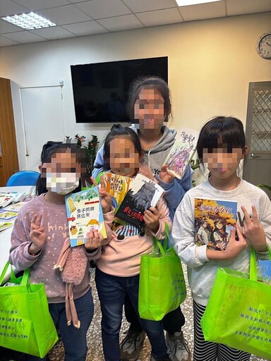 救國團「書香傳千里．悅讀零距離」偏鄉學童贈書活動竹安國小溫馨展開