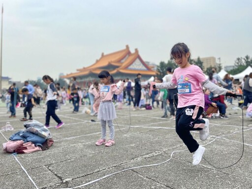 【有影】挑戰金氏世界紀錄！中正紀念堂千人跳繩活動 培養孩童開心跳躍健康成長