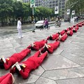 【有影】上百人繞台北101舉行大禮拜 五體投地為台灣祈福