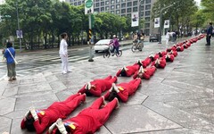 【有影】上百人繞台北101舉行大禮拜 五體投地為台灣祈福