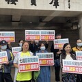 籲政府全面禁售紙菸 民團赴立院舉牌反對漲菸稅