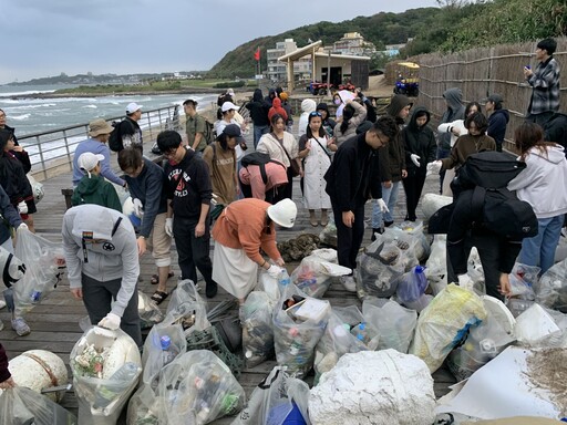 環境保護觀念傳承扎根 國際扶輪號召扶青社一同淨灘