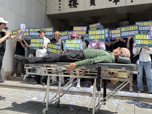 吸菸族上街頭拒當提款機 直指政府超徵稅還要漲菸捐