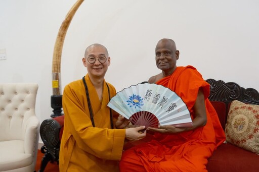 【有影】菩提樹下 大白塔前 一佛一世界獲斯里蘭卡僧王加持 大慧法師：願訪諸多善知識 究竟成佛