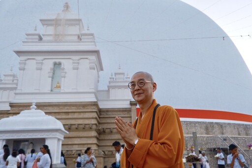 【有影】菩提樹下 大白塔前 一佛一世界獲斯里蘭卡僧王加持 大慧法師：願訪諸多善知識 究竟成佛