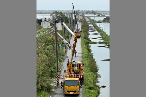 丹娜絲颱風造成嘉南地區2400支電桿倒斷 台電傾力拚復電