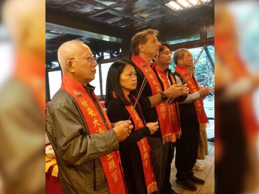 最豪台灣女婿方雋哲蒞陽明山姜太公廟 親點七星燈祈福