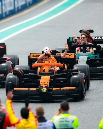 F1 邁阿密大獎賽驚現 1:1 樂高賽車！20 位現役車手試駕實測，F1 賽道變碰碰車遊樂場