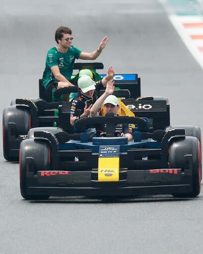 F1 邁阿密大獎賽驚現 1:1 樂高賽車！20 位現役車手試駕實測，F1 賽道變碰碰車遊樂場