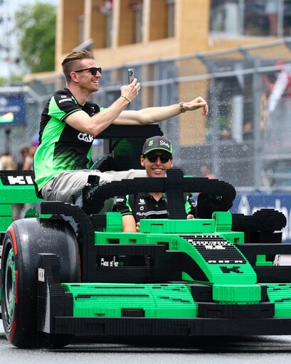 F1 邁阿密大獎賽驚現 1:1 樂高賽車！20 位現役車手試駕實測，F1 賽道變碰碰車遊樂場