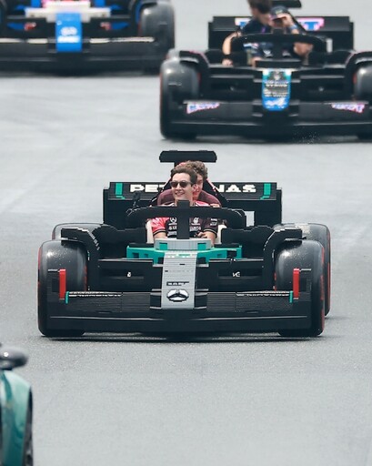 F1 邁阿密大獎賽驚現 1:1 樂高賽車！20 位現役車手試駕實測，F1 賽道變碰碰車遊樂場