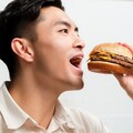 麥當勞全新「OREO花生冰炫風」要吃！搭配微辣肯瓊醬神級「辣味雙層牛肉堡」就是涮嘴！