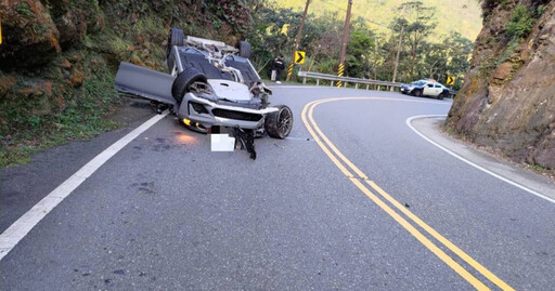 北宜公路驚見BMW自撞山壁烏龜翻 男子幸運毫髮無傷