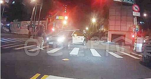 警車也不禮讓！龜山巡邏車左轉險撞行人遭怒瞪 驚險行車紀錄器畫面曝光
