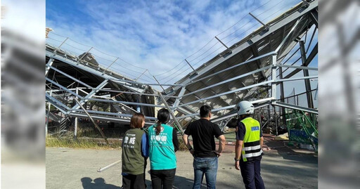 中市烏日籃球場屋頂突「對折」 10公尺高光電棚架、太陽能板慘全倒