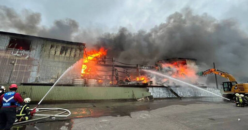 桃園新屋環保科技公司倉庫遭祝融 燃燒逾30平方公尺幸無延燒