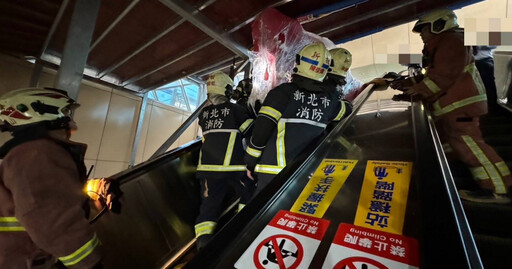 壓得喘不過氣！板橋捷運站傳驚險意外 為「搬運看版」搭手扶梯慘遭夾傷