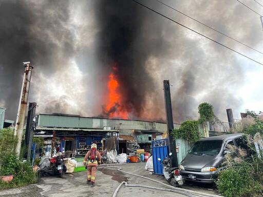 泰山家具工廠大火…16000平方公尺狂燒2hr「波及28間廠房」 員工逃生不及燙傷