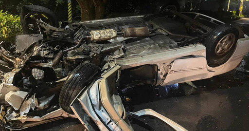 台南柳營驚見轎車撞樹翻覆起火 駕駛拋飛車外不幸身亡