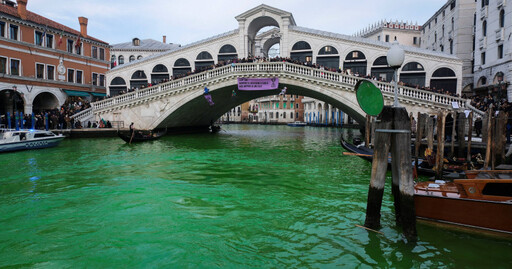 抗議沒有實質行為 義大利環團染威尼斯運河「螢光綠」抗議