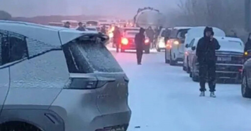 大雪路滑！山西高速公路40多車連環追撞 油罐車燃油外洩…釀1死6傷