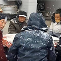 大雪裡吃辦桌「熱菜變涼菜」…賓客忍嚴寒吃完 村民：這是對人的尊重
