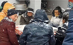大雪裡吃辦桌「熱菜變涼菜」…賓客忍嚴寒吃完 村民：這是對人的尊重