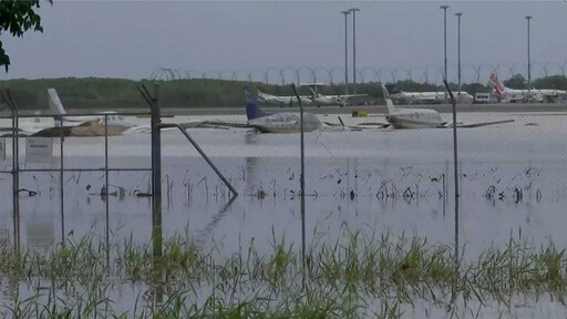 澳洲爆最嚴重水災…機場關閉取消航班 上萬居民受困「打撈出2.5公尺鱷魚」